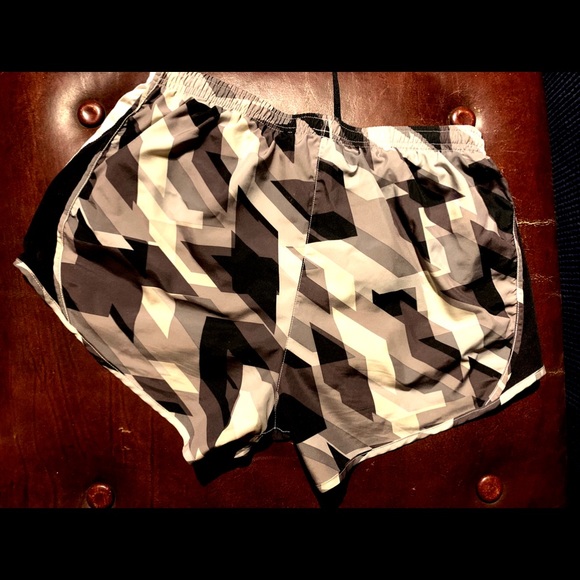 nike running shorts - Picture 2 of 2